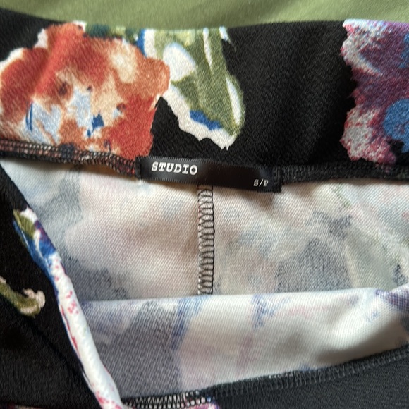 Beautiful knee length floral skirt - Picture 3 of 4